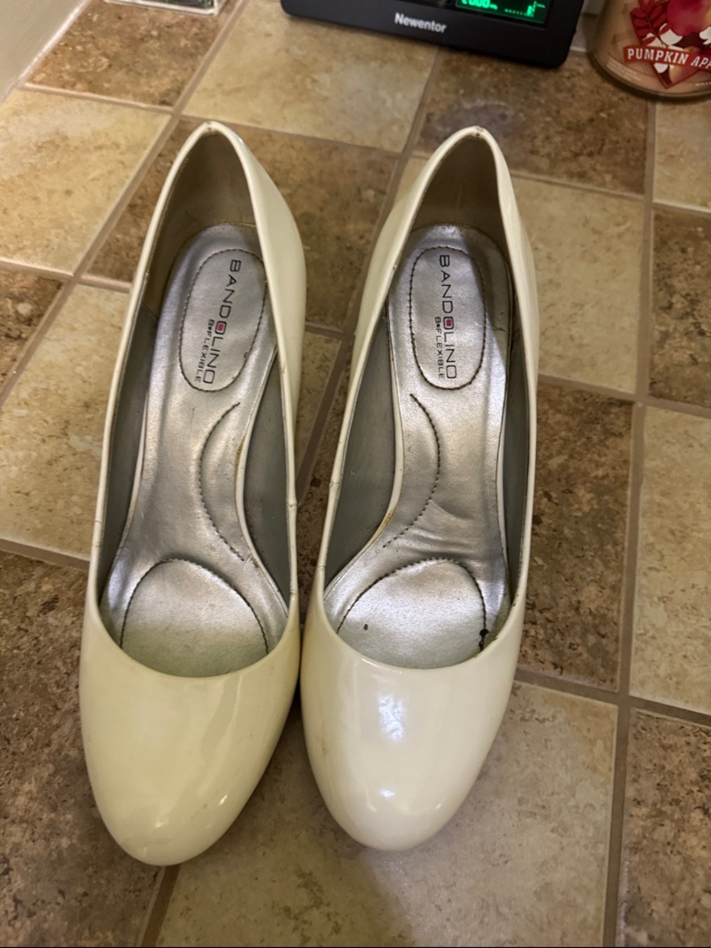 Bandolino Women's Ivory Patent Rounded-Toe Pumps